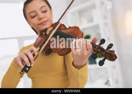 Incentrato sulla fotografia di mani femminili che tenendo il violino Foto Stock