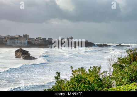 Un oceano tempesta meteo con enormi ondate di Biarritz, Francia Foto Stock