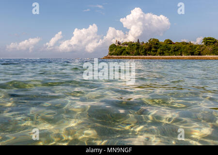 Geger beach e pura Geger, nuvole e acqua oceanica. Nusa Dua, Bali, Indonesia. Foto Stock