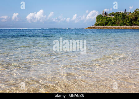 Geger beach e pura Geger, nuvole e acqua oceanica. Nusa Dua, Bali, Indonesia. Foto Stock