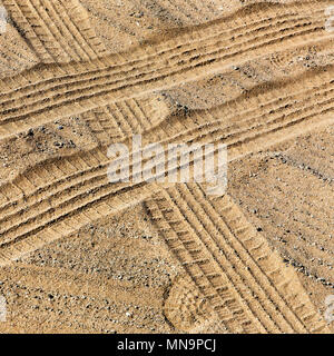 Attraversato tracce di pneumatici nella sabbia del deserto del Mojave, o high desert, California, Stati Uniti d'America. Foto Stock