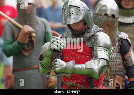 Saint Petersburg, Russia - 13 Luglio 2017: storico culturali e festival - cavaliere in armatura in acciaio, tenendo le mani spada in combattimento Foto Stock