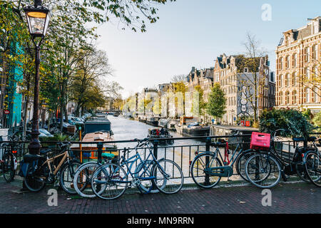 AMSTERDAM, PAESI BASSI - Novembre 08, 2017: Biciclette e olandese case sul canale di Amsterdam In autunno Foto Stock