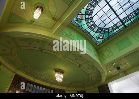 Decorazioni Art Noveau nella hall del palazzo del risparmio e della Banca di Credito (Záložní úvěrový ústav) progettato da architetto ceco Osvald Polívka e costruito nel 1911-1912 in Velké Square a Hradec Králové in Boemia orientale, Repubblica Ceca. L'edificio è ora servito come la Galleria di Arte Moderna (galerie umění moderního). Foto Stock