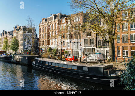 AMSTERDAM, Paesi Bassi - 09 novembre 2017: comune Olandese Case e case galleggianti sul canale di Amsterdam In autunno Foto Stock