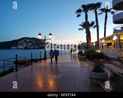 Isola di Ibiza, Spagna - 29 Aprile 2018: la gente a piedi dal lungomare di Santa Eulalia. Santa Eulalia è una bellissima città e resort sulla costa est Foto Stock