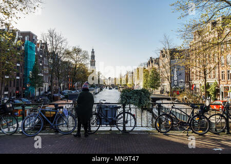 AMSTERDAM, PAESI BASSI - Novembre 08, 2017: Biciclette e olandese case sul canale di Amsterdam In autunno Foto Stock