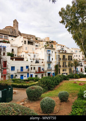 La città vecchia di Ibiza (Ibiza). Vista del famoso castello di Dalt Vila e le sue case dipinte di bianco. Isole Baleari. Spagna Foto Stock