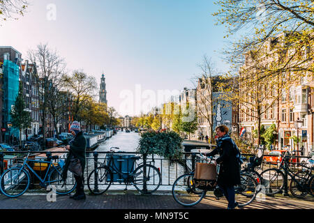 AMSTERDAM, PAESI BASSI - Novembre 08, 2017: Biciclette e olandese case sul canale di Amsterdam In autunno Foto Stock