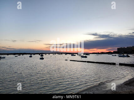 Mare Mediterraneo e imbarcazioni ormeggiate al tramonto. Formentera. Isole Baleari. Spagna Foto Stock