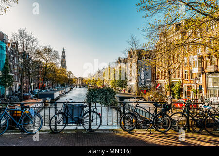 AMSTERDAM, PAESI BASSI - Novembre 08, 2017: Biciclette e olandese case sul canale di Amsterdam In autunno Foto Stock