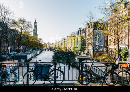 AMSTERDAM, PAESI BASSI - Novembre 08, 2017: Biciclette e olandese case sul canale di Amsterdam In autunno Foto Stock