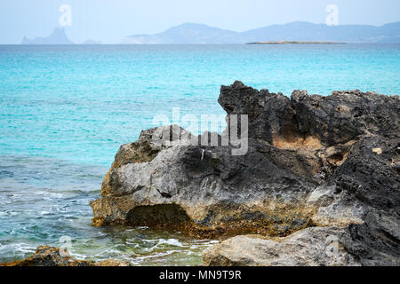 Rocky Spiaggia di Illetes a Formentera. Isole Baleari. Spagna Foto Stock