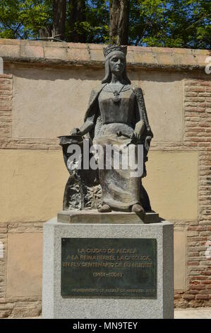 Preziosa statua dedicata alla regina Isabel La Catolica sul Quinto Centenario della sua morte di fronte al Palazzo Arcivescovile in Alcala de Henares Foto Stock