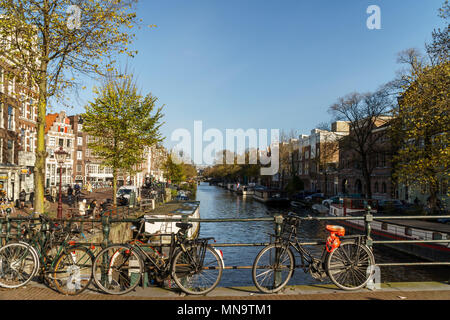 AMSTERDAM, PAESI BASSI - Novembre 08, 2017: Biciclette e olandese case sul canale di Amsterdam In autunno Foto Stock