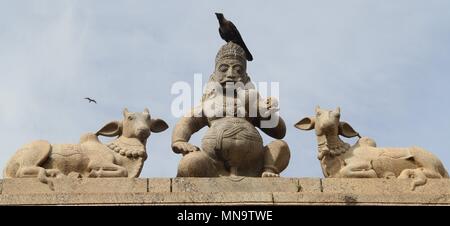Crow sulla statua Foto Stock