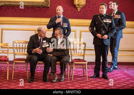 George Cross destinatario Alf Lowe (seduti da sinistra) parla di Victoria Cross destinatario Keith Payne durante un tea party al Clarence House di Londra per i membri della Victoria Cross e la Croce di San Giorgio Associazione. Foto Stock