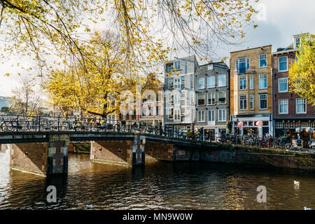 AMSTERDAM, PAESI BASSI - Novembre 08, 2017: Biciclette e olandese case sul canale di Amsterdam In autunno Foto Stock
