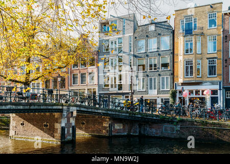 AMSTERDAM, PAESI BASSI - Novembre 08, 2017: Biciclette e olandese case sul canale di Amsterdam In autunno Foto Stock