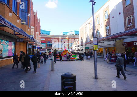 St. Ann's shopping center con St. George's shopping centre in background su St. Ann's Road a Harrow, Londra, Inghilterra England Foto Stock