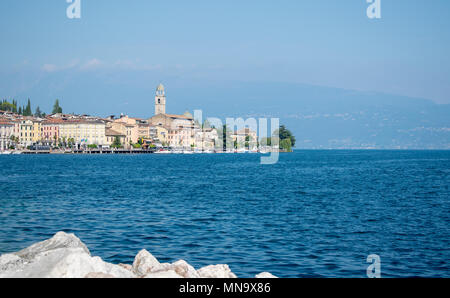 Italiano Lago di Garda in estate con una vista sulla pittoresca città di Salo in Italia. Foto Stock