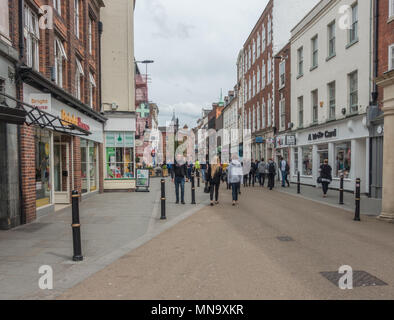 People shopping a Worcester high street Foto Stock