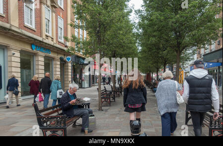 People shopping a Worcester high street Foto Stock