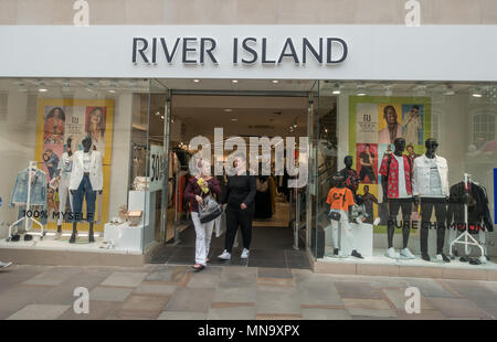 People shopping a UK highstreet shop isola del fiume Foto Stock