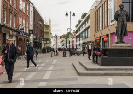 People shopping a Worcester high street Foto Stock