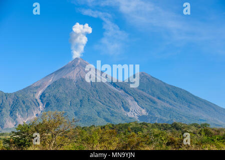 Incredibile vulcano El Fuego durante una eruzione sulla sinistra e il vulcano Acatenango sulla destra, vista da Antigua Guatemala Foto Stock