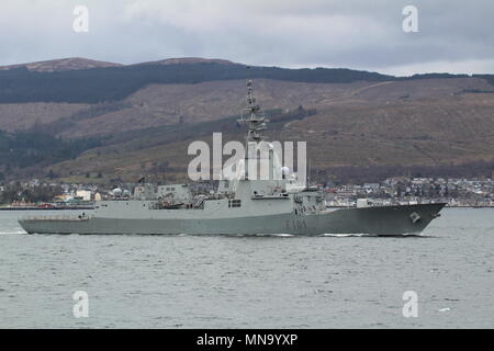 SPS Alvaro de Bazan (F101), un Alvaro de Bazan-class frigate azionato dalla marina spagnola, passando Gourock in arrivo per esercitare congiuntamente il guerriero 18-1 Foto Stock