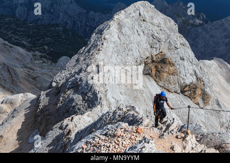 Scalatore sul picco del Triglav durante l'estate, Slovenia, Europa Foto Stock