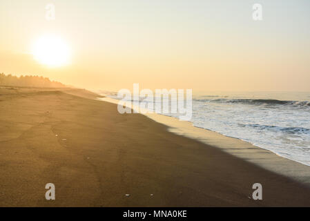 Tramonto presso la spiaggia di sabbia nera di Monterrico, Guatemala. Monterrico è situato sulla costa del Pacifico nel dipartimento di Santa Rosa. Noto per la sua v Foto Stock