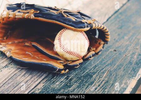 Baseball gioco in guanto sulla panchina di legno panchina Foto Stock