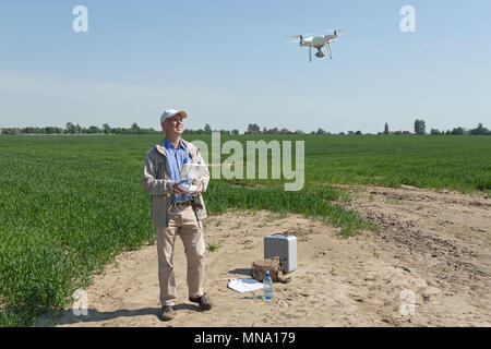 L'uomo flying drone Foto Stock