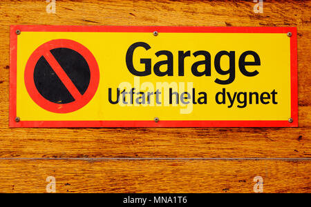 Segno indicante che non vi è alcun parcheggio, vialetto con il testo scritto in lingua svedese, 'Garage, vialetto tutto il giorno". Foto Stock