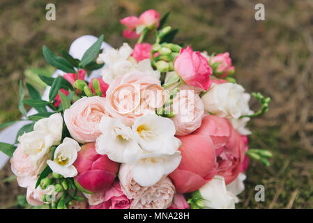 Bouquet di fiori. La sposa il bouquet. Bouquet nuziale. Floristics. Gli anelli di nozze. Bouquet nozze da colori diversi. Foto Stock