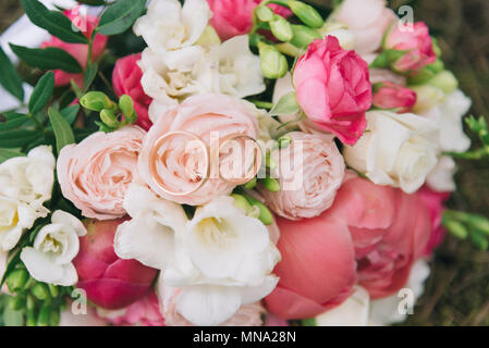 Bouquet di fiori. La sposa il bouquet. Bouquet nuziale. Floristics. Gli anelli di nozze. Bouquet nozze da colori diversi. Foto Stock