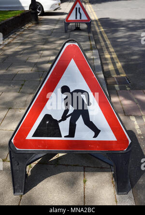 Cartello stradale triangolare sul marciapiede con la strada che si restringe sulla destra accedi sfondo in bury lancashire uk Foto Stock