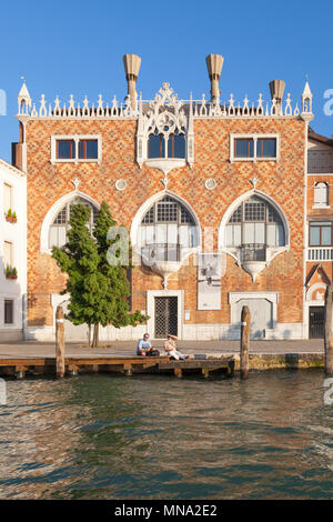 La facciata esterna della Casa dei Tre Oci , Canale della Giudecca, isola della Giudecca, Venezia, Veneto, Italia al tramonto, un 1913 in stile neo-gotico e esposizioni fotogr Foto Stock