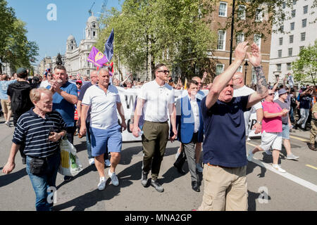 Un gruppo di libertà di parola attivisti marzo verso il palco principale durante il giorno per la libertà evento in Whitehall. Il giorno della libertà rally è stato organizzato da Tommy Robinson e i membri del suo team. L evento è stato organizzato dal sig. Robinson squadra in risposta ad un culmine di eventi che hanno percepito come aver influenzato la loro libertà di espressione. All'interno del Regno Unito esiste un crescente dibattito su che cosa è la libertà di parola e di ciò che è odio, e se entrambi possono coesistere. Foto Stock