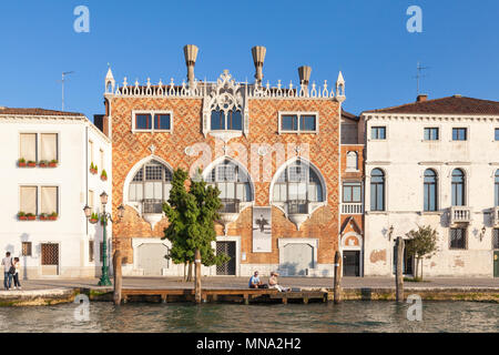 La facciata esterna della Casa dei Tre Oci , Canale della Giudecca, isola della Giudecca, Venezia, Veneto, Italia al tramonto, un 1913 in stile neo-gotico e esposizioni fotogr Foto Stock
