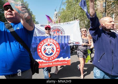 Un gruppo di libertà di parola attivisti marzo verso il palco principale durante il giorno per la libertà evento in Whitehall. Il giorno della libertà rally è stato organizzato da Tommy Robinson e i membri del suo team. L evento è stato organizzato dal sig. Robinson squadra in risposta ad un culmine di eventi che hanno percepito come aver influenzato la loro libertà di espressione. All'interno del Regno Unito esiste un crescente dibattito su che cosa è la libertà di parola e di ciò che è odio, e se entrambi possono coesistere. Foto Stock