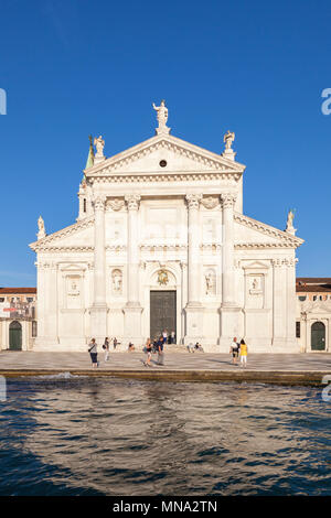 La chiesa benedettina di San Giorgio Maggiore sull'Isola di San Giorgio Maggiore, al tramonto, Venezia, Veneto, Italia, 16thC marmo rinascimentali di Andrea Pal Foto Stock