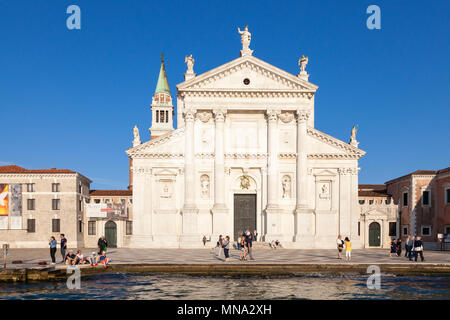 La chiesa benedettina di San Giorgio Maggiore sull'Isola di San Giorgio Maggiore, al tramonto, Venezia, Veneto, Italia, 16thC marmo rinascimentali di Andrea Pal Foto Stock