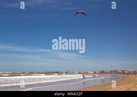 Kite surfers presso la spiaggia di Essaouira, Marocco Foto Stock