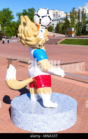 Samara, Russia - 15 Maggio 2018: Wolf Zabivaka, mascotte ufficiale del 2018 FIFA World Cup a gloria piazza nel giorno di sole Foto Stock