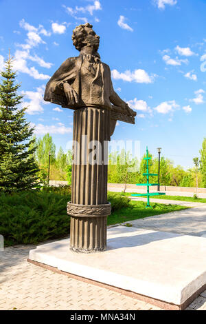 Samara, Russia - 15 Maggio 2018: il monumento in bronzo al famoso poeta russo Alexander Pushkin Foto Stock