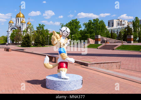 Samara, Russia - 15 Maggio 2018: Wolf Zabivaka, mascotte ufficiale del 2018 FIFA World Cup a gloria piazza nel giorno di sole Foto Stock