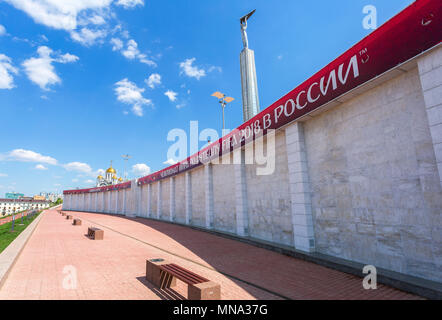 Samara, Russia - 15 Maggio 2018: Monumento di gloria e la parete di orgoglio e di onore. Il testo in russo: 2018 FIFA World Cup in Russia Foto Stock